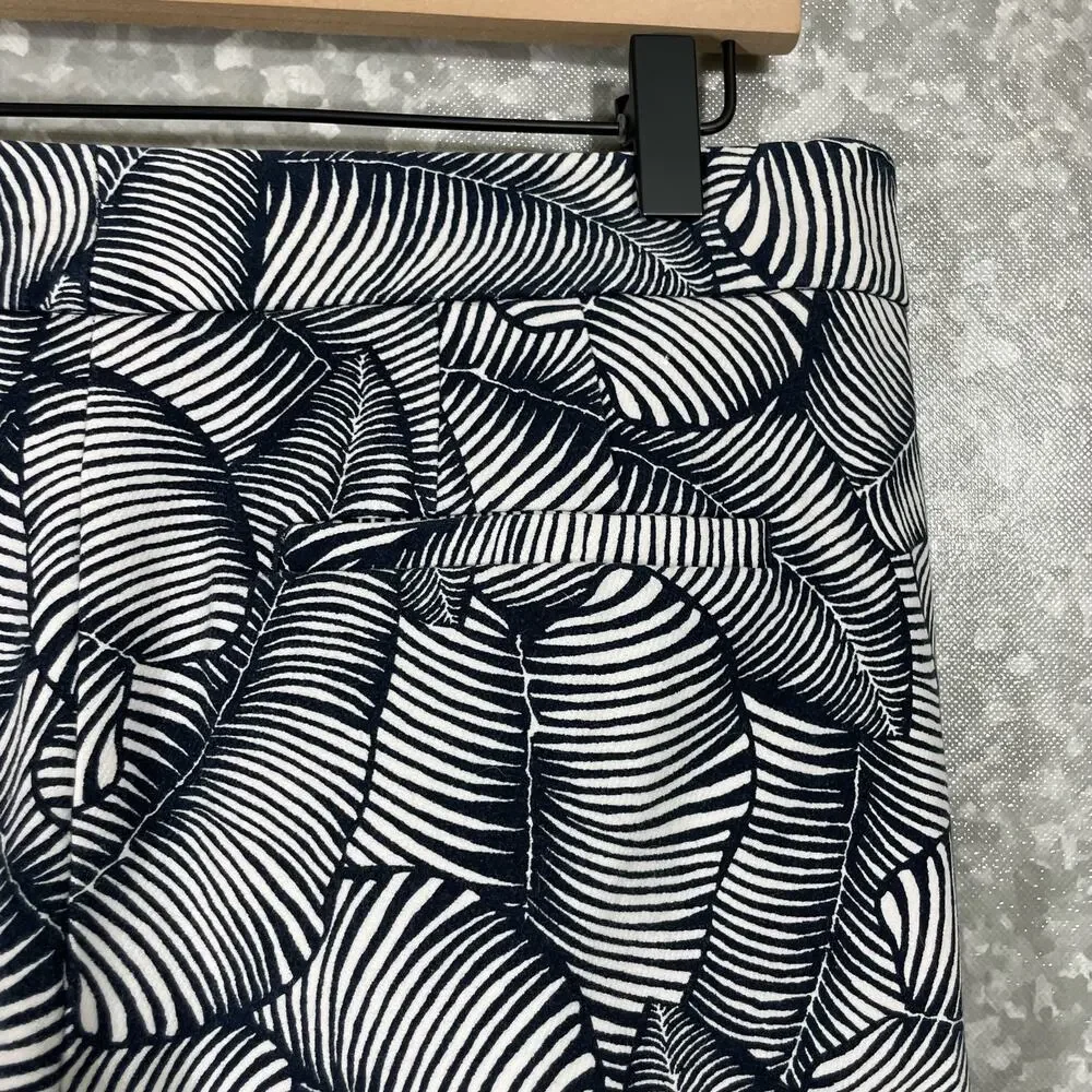Ann Taylor Women's Blue & White Palm Print Patterned Crop Pants - Size 8 - Capri